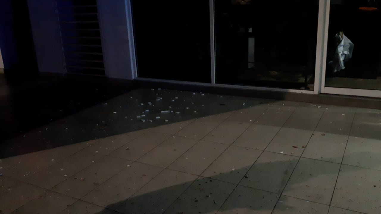 发射爆竹击破天花板灯,警方已介入调查以揪出危险燃放爆竹人士