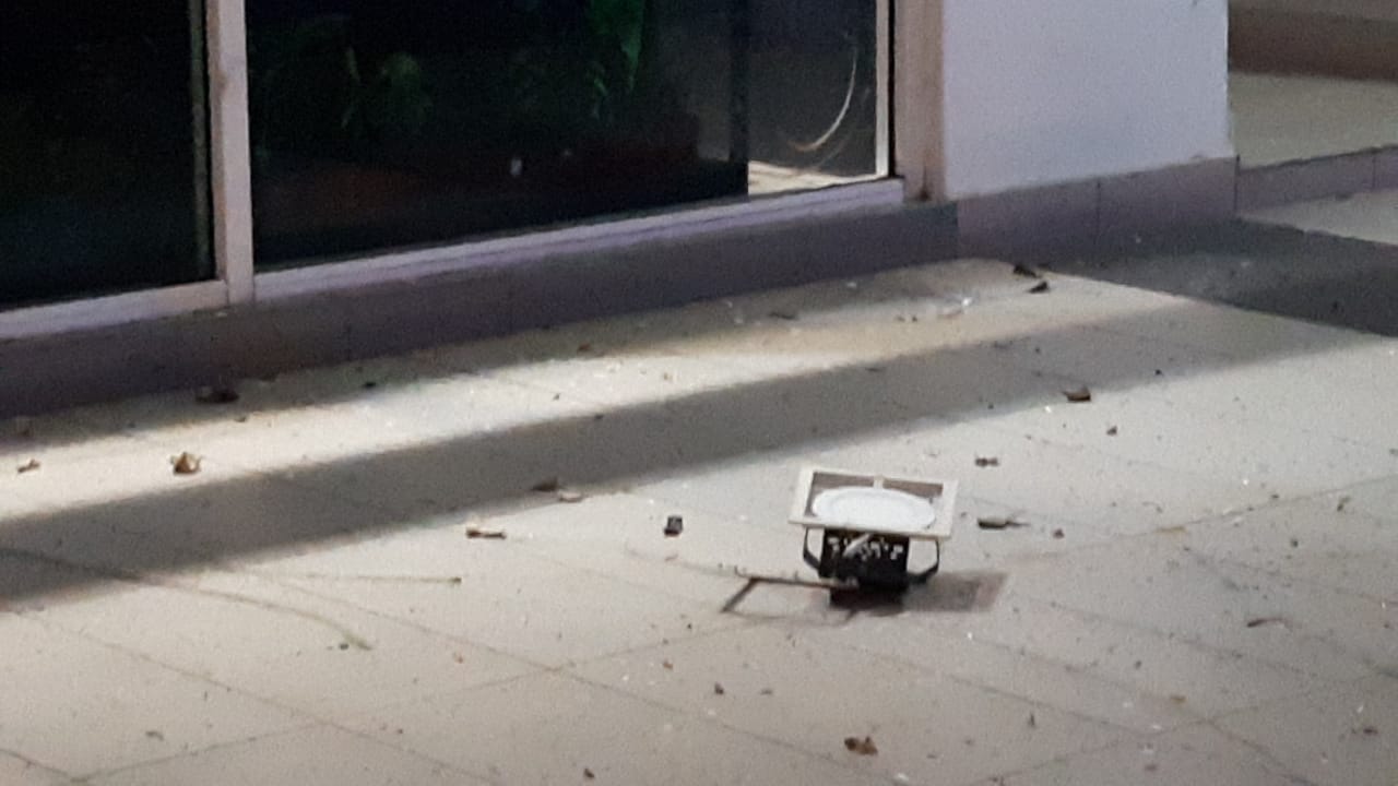 发射爆竹击破天花板灯,警方已介入调查以揪出危险燃放爆竹人士