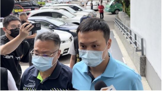 台中身价5亿高三生坠楼亡 地政士父子首现身 6警陪出庭