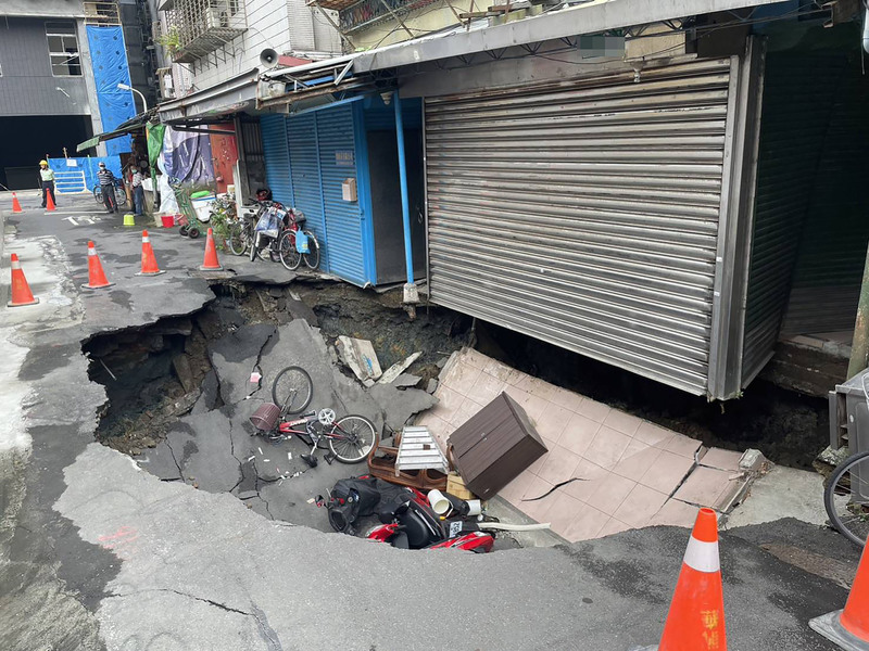 台北市巷弄现15公尺长坑洞急疏散住户 疑建案施工酿祸