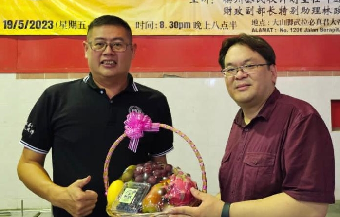 叶进强:免18岁换大马卡出问题 伪造孩子报生纸速自首