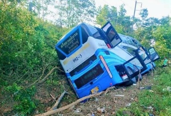 司机弯腰捡手机 巴士坠路沟10人伤