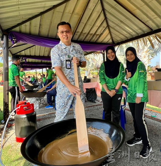 同时制最多椰糖糯米糕活动 130人接力煮20大锅