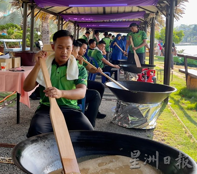 同时制最多椰糖糯米糕活动 130人接力煮20大锅