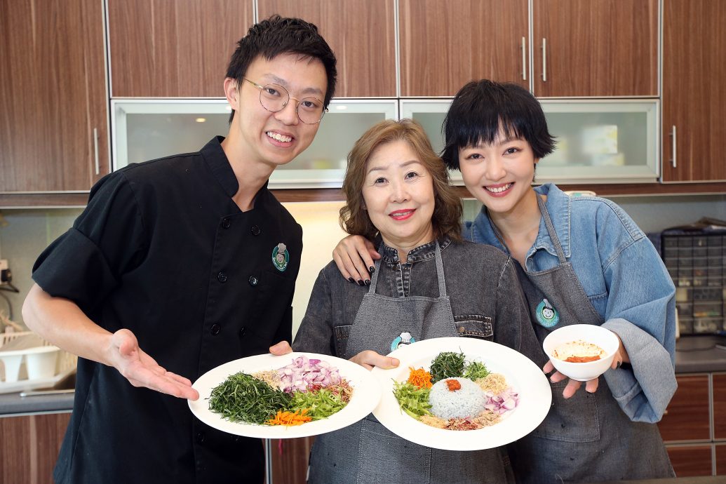 吴俐璇周雪婷 角色对调给妈妈做道菜