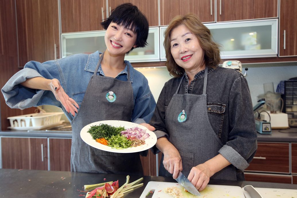 吴俐璇周雪婷 角色对调给妈妈做道菜