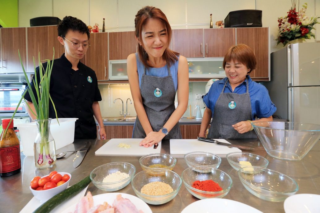 吴俐璇周雪婷 角色对调给妈妈做道菜