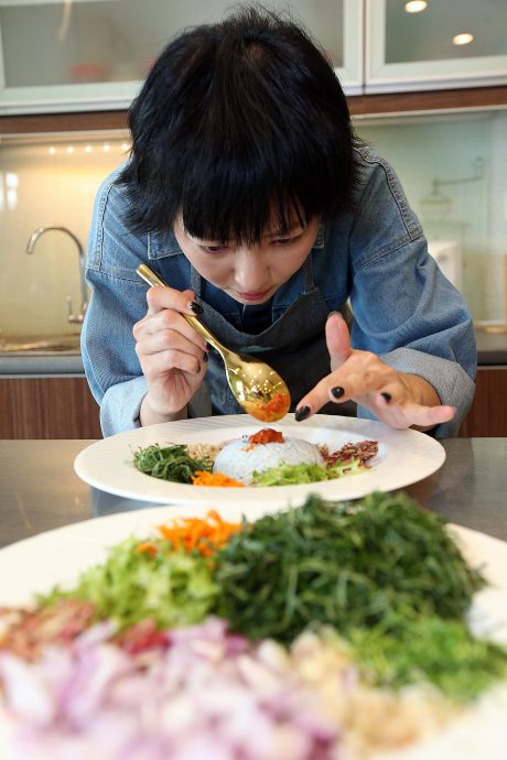 吴俐璇周雪婷 角色对调给妈妈做道菜