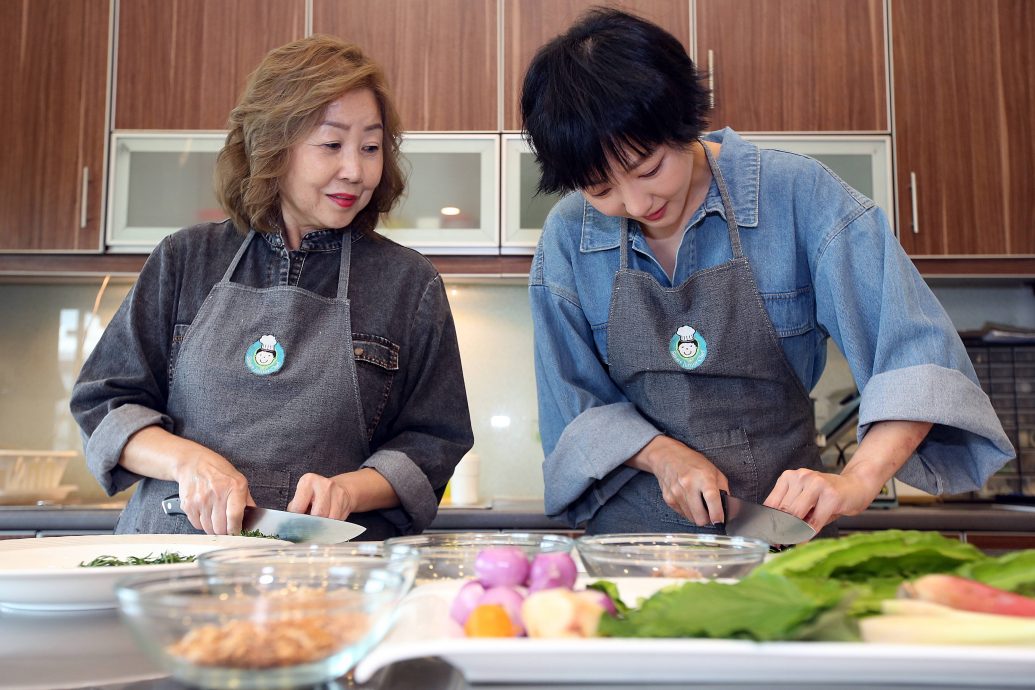 吴俐璇周雪婷 角色对调给妈妈做道菜