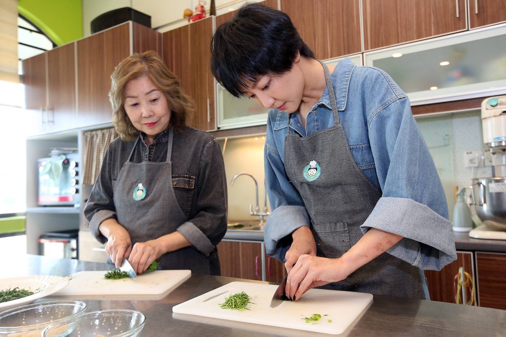 吴俐璇周雪婷 角色对调给妈妈做道菜