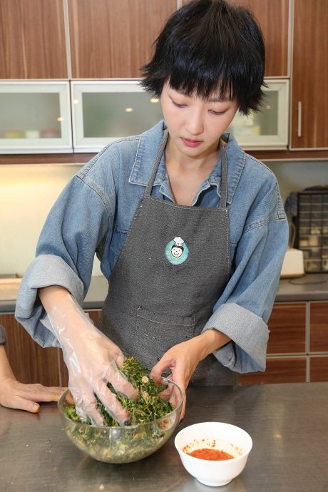 吴俐璇周雪婷 角色对调给妈妈做道菜