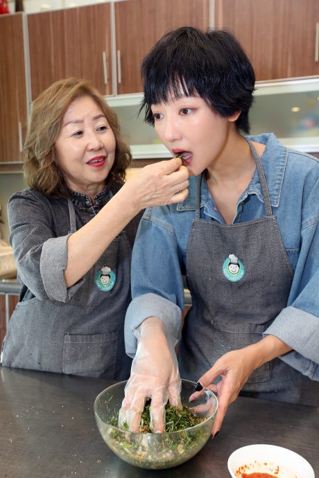 吴俐璇周雪婷 角色对调给妈妈做道菜