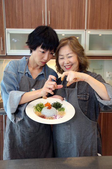 吴俐璇周雪婷 角色对调给妈妈做道菜