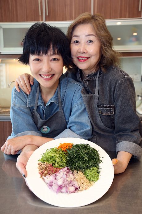 吴俐璇周雪婷 角色对调给妈妈做道菜