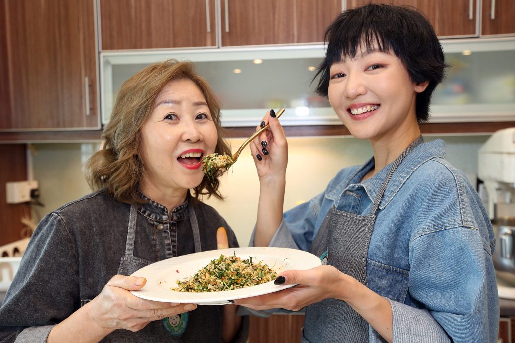 吴俐璇周雪婷 角色对调给妈妈做道菜