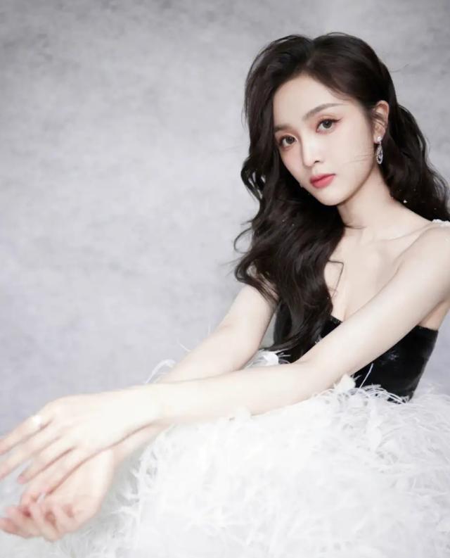 吴宣仪年赚上千万？ 网嘲：业务能力不匹配