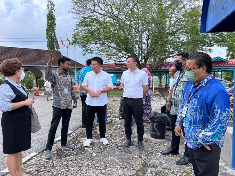 吴家良:用安顺医院后方空地草场 首阶段增300停车位应急