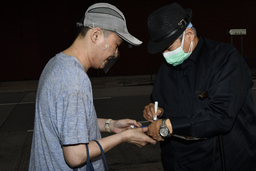 吴耀汉设灵播《五福星》  洪金宝致哀被影迷索签名 	