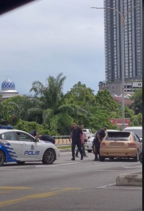 吸毒情侣躲巡警鲁莽驾驶，撞上4公众车1巡逻车