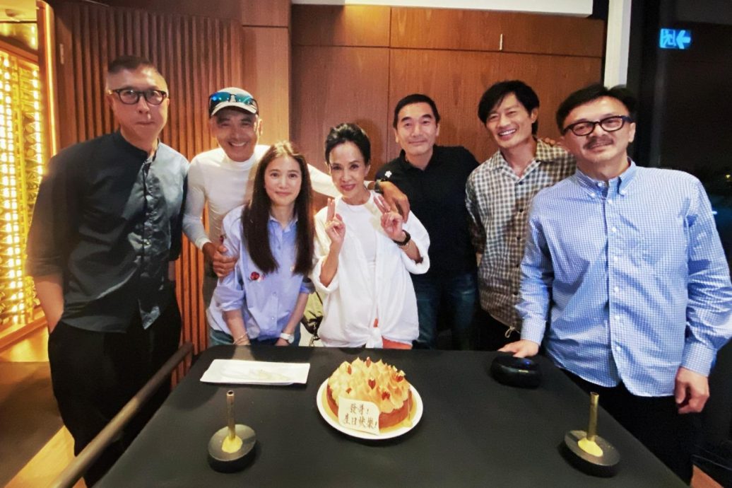 周润发68岁生日 嘟嘴送吻铁粉袁咏仪	