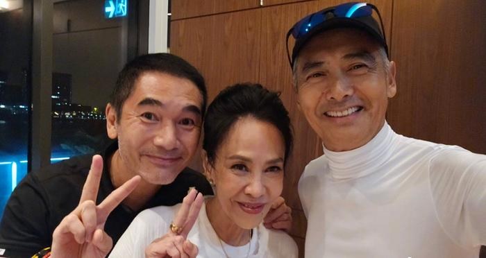 周润发68岁生日 嘟嘴送吻铁粉袁咏仪	