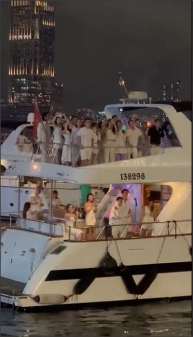 周董港开唱场外挤爆 粉丝爬墙包游艇超疯狂