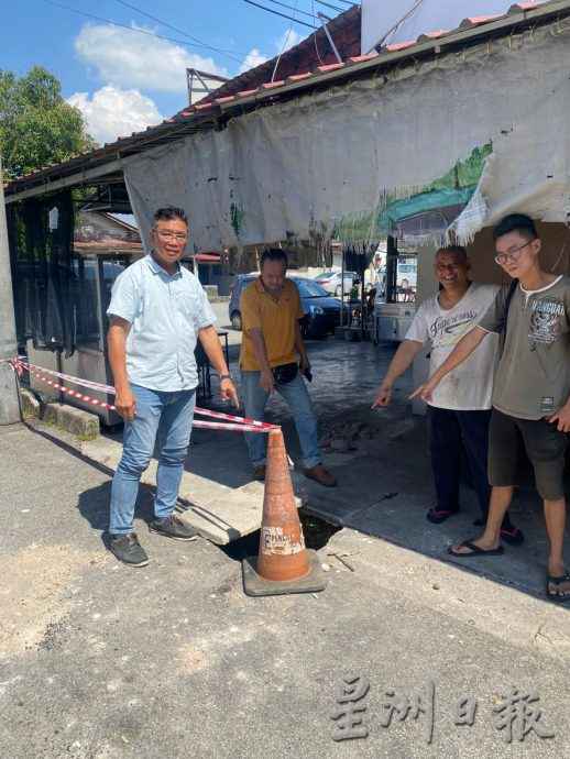 和丰竹芭新村村街店铺后水沟受阻
