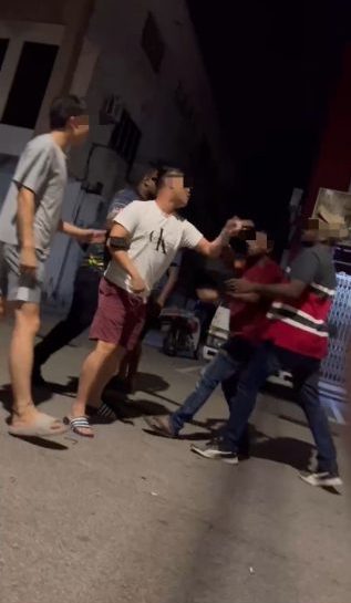 因女友被说“胸很大”涉刺死人·华裔男有保镖 是网络赌博代理