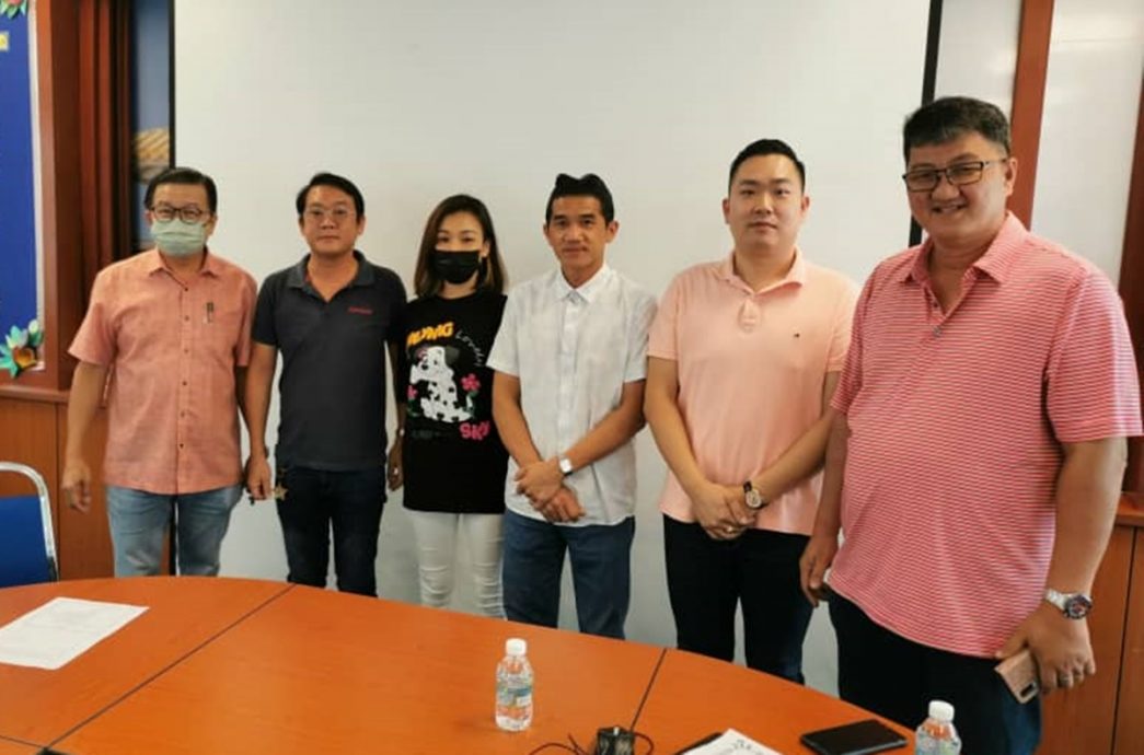 国:新闻:家长不满一名教师出手掌掴儿子至嘴巴流血发布网络,教师辞职家长接受道歉画句点