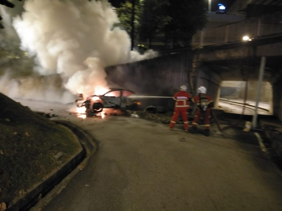 士布爹路火烧车1男死1女伤