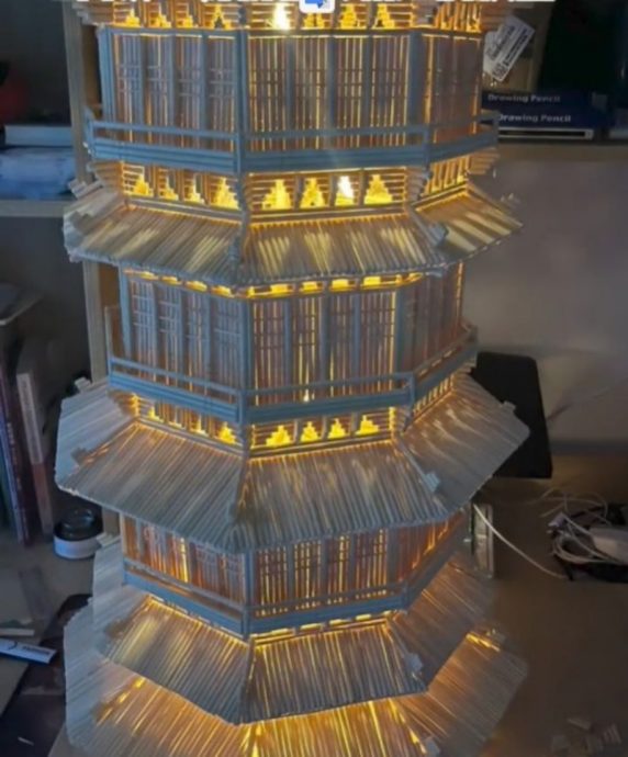 大学生用1100根筷子建「宝塔」 网民惊叹:「很厉害很精细的模型」