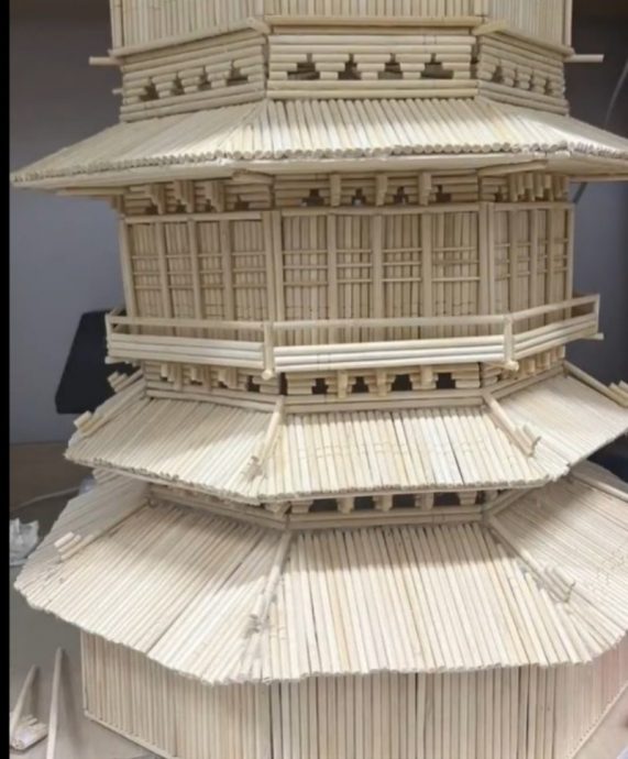 大学生用1100根筷子建「宝塔」 网民惊叹:「很厉害很精细的模型」