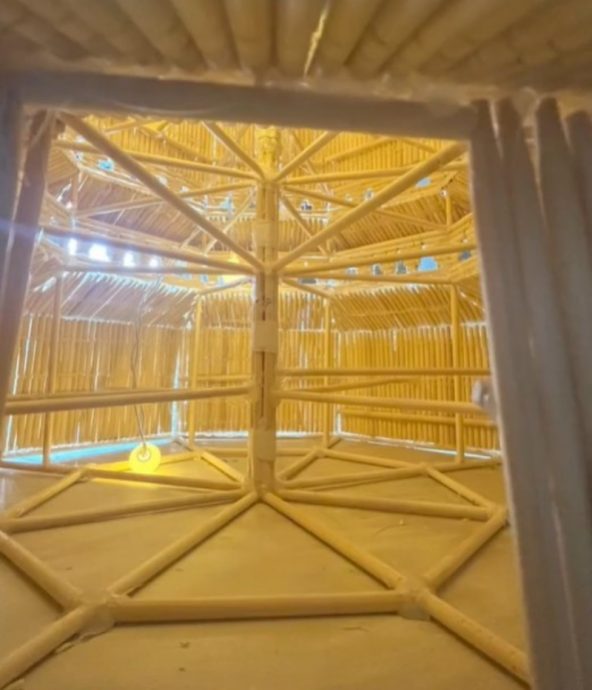 大学生用1100根筷子建「宝塔」 网民惊叹:「很厉害很精细的模型」