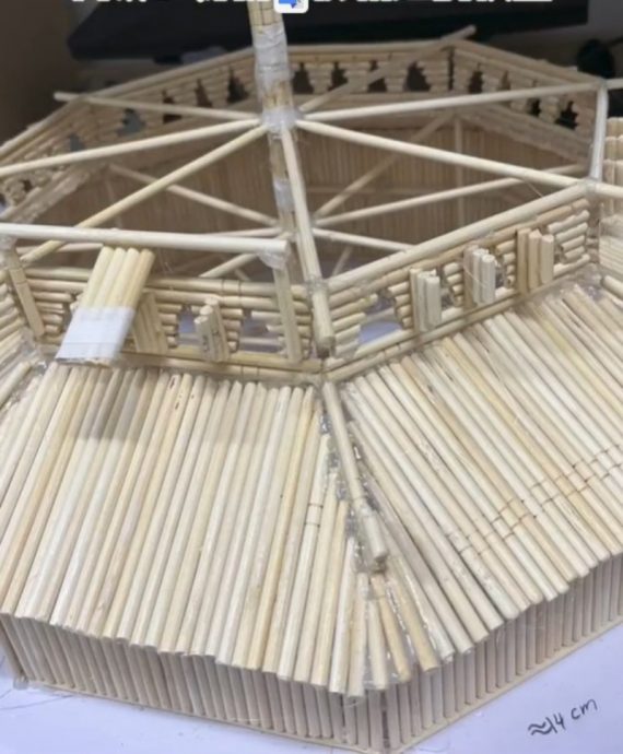 大学生用1100根筷子建「宝塔」 网民惊叹:「很厉害很精细的模型」