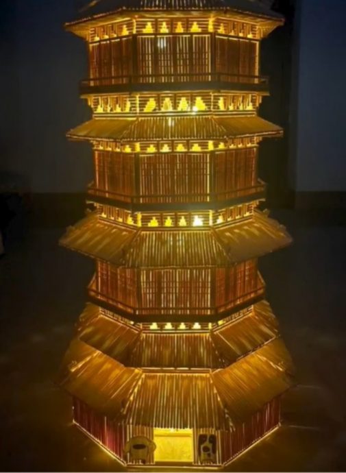 大学生用1100根筷子建「宝塔」 网民惊叹:「很厉害很精细的模型」
