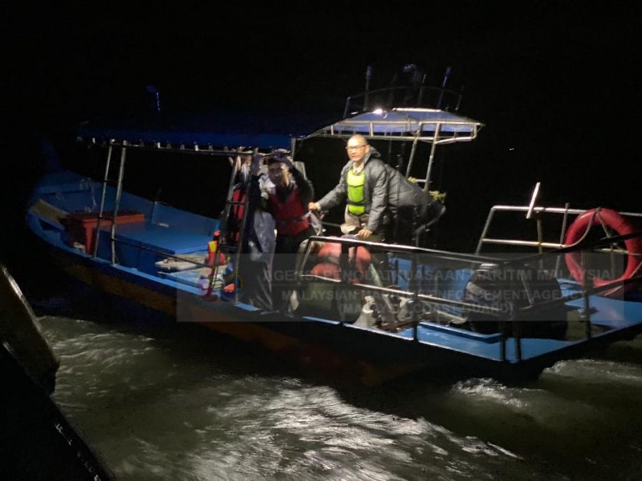 大都会/4钓客出海船只搁浅损坏获救/2图
