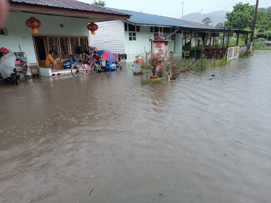 大都会/天气乾旱,一个小时大雨,呀吃14英里新村又淹水