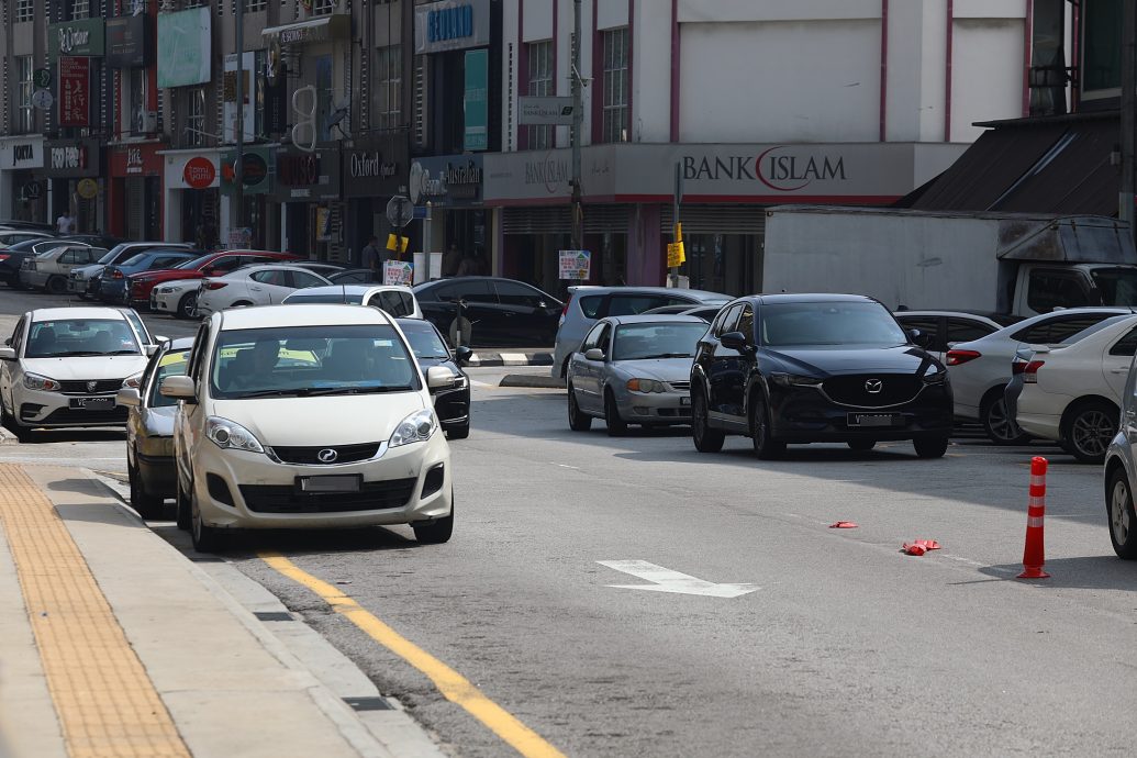 大都会/封面/大城堡道路安装防撞杆/10图