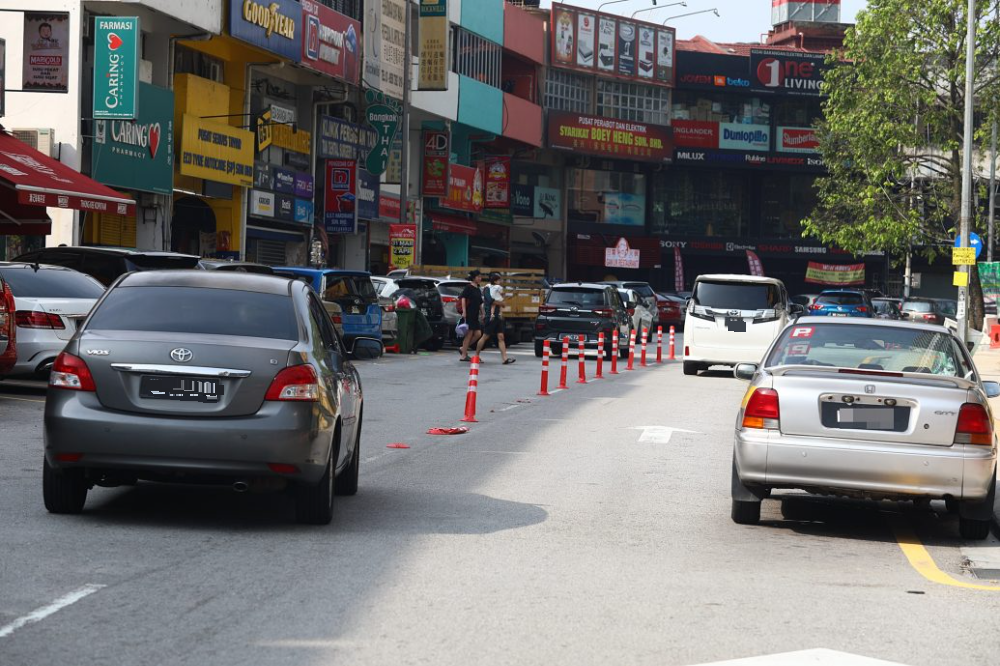 大都会/封面/大城堡道路安装防撞杆/10图