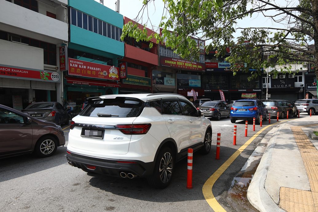 大都会/封面/大城堡道路安装防撞杆/10图
