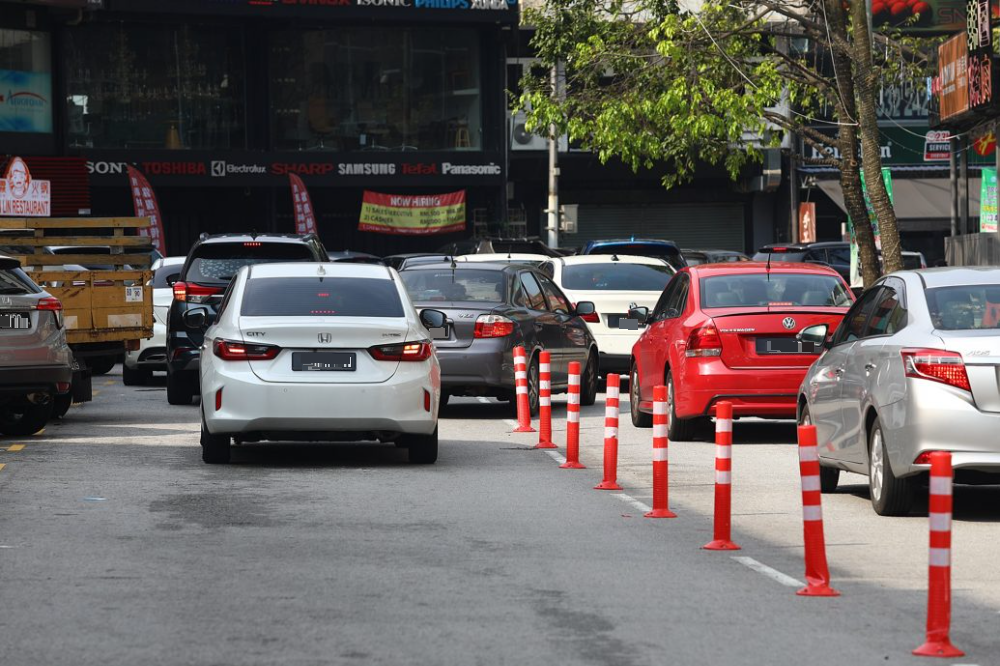 大都会/封面/大城堡道路安装防撞杆/10图