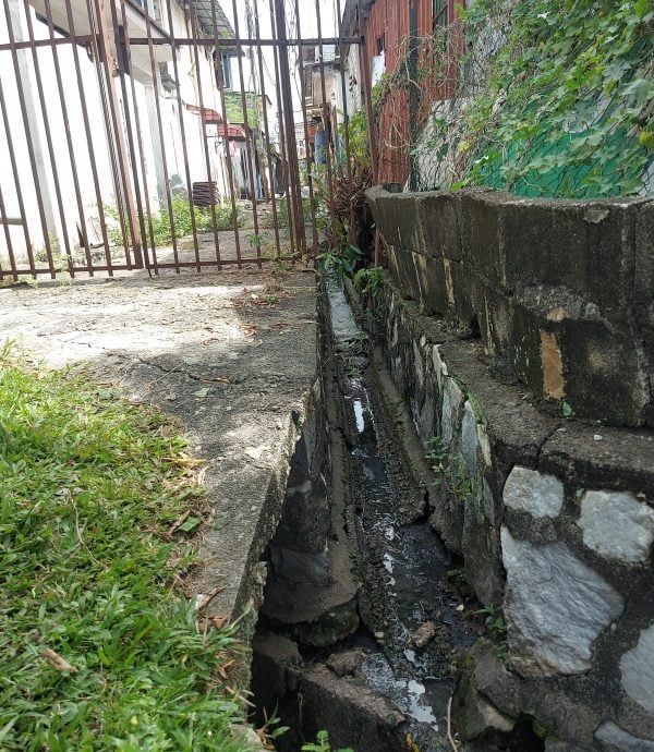 大都会/早报头／屋主非法扩建厕所，粪尿排去沟渠臭味攻邻居／4图