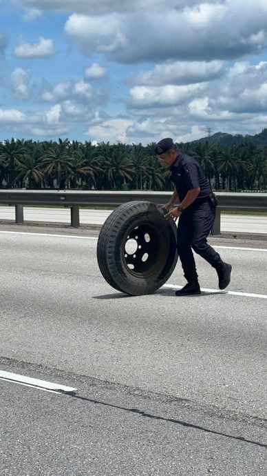 大都会:罗里轮胎掉马路,警员闯大道移开/2图