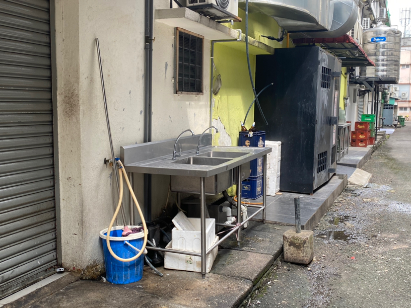 大都会/蒲种肯纳里商业区抽吸出3.46吨油渍污垢／10图（可选下）