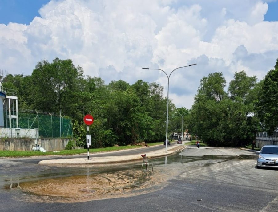 大都会/地下排污管排出油污,道路湿滑酿骑士滑倒/1图