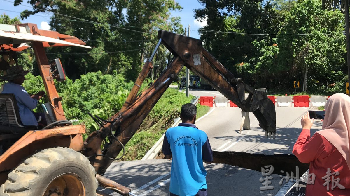大雨冲破桥樑 数百户断水 逾5千人出入受影响