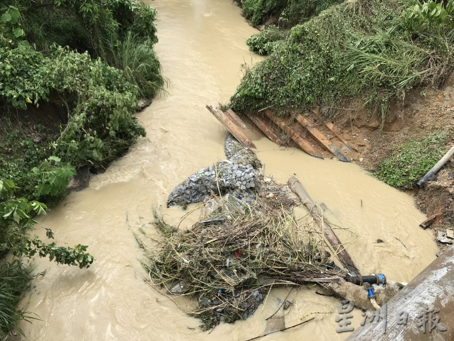 大雨冲破桥樑 数百户断水 逾5千人出入受影响