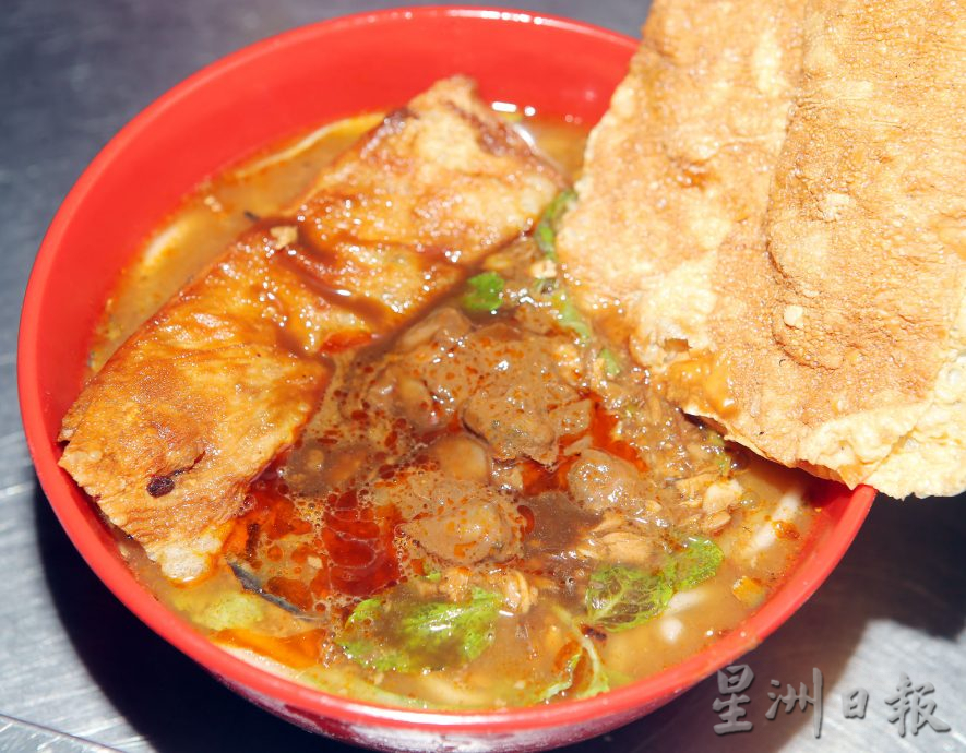 大霹雳封底主文／／喂食街亚三叻沙好味 一口汤一口料过瘾