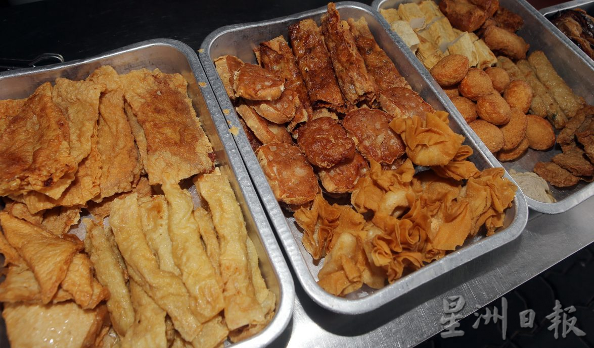 大霹雳封底主文／／喂食街亚三叻沙好味 一口汤一口料过瘾