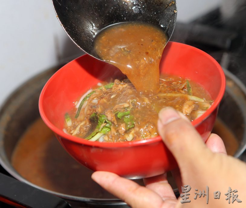 大霹雳封底主文／／喂食街亚三叻沙好味 一口汤一口料过瘾